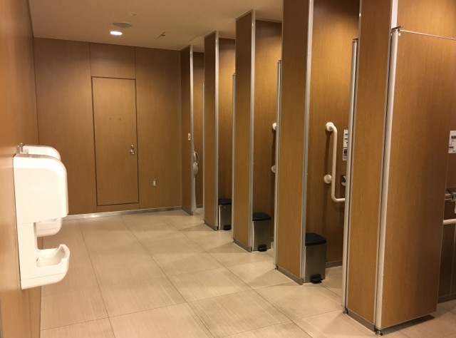 japanese public bathroom.5