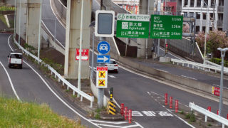 日本で自動車を運転する：交通ルールについて