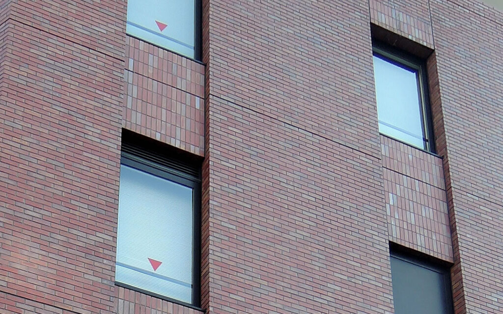 窓にある赤い三角マーク